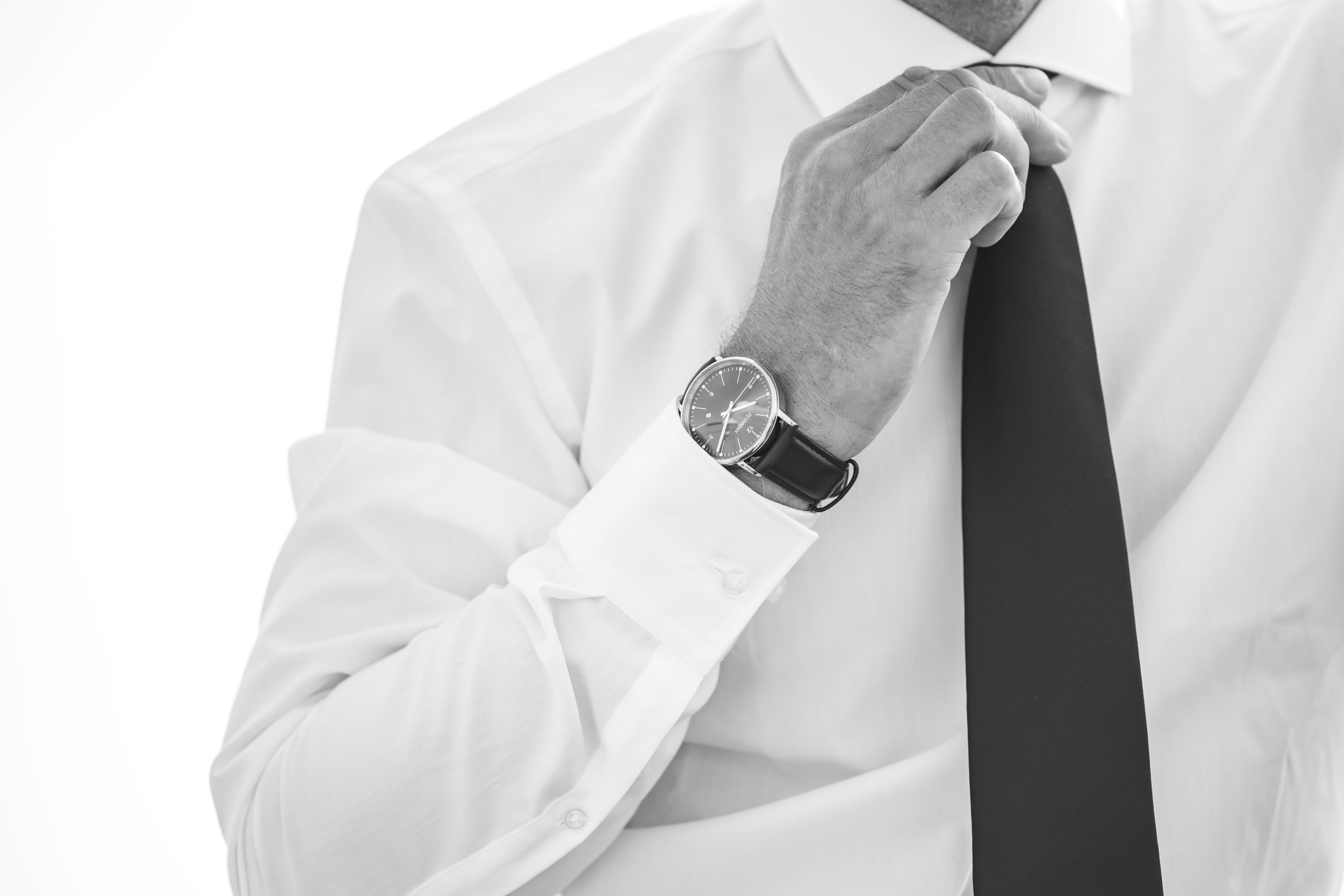 Foto eines Mannes im Business-Outfit der eine Feynman CWII Armbanduhr tr&auml;gt